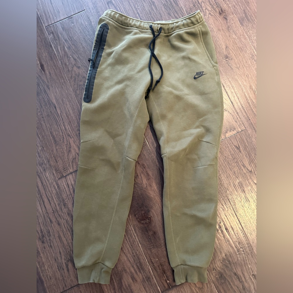 SOLD 🩷🩷 Nike TECH size large excellent condition!!